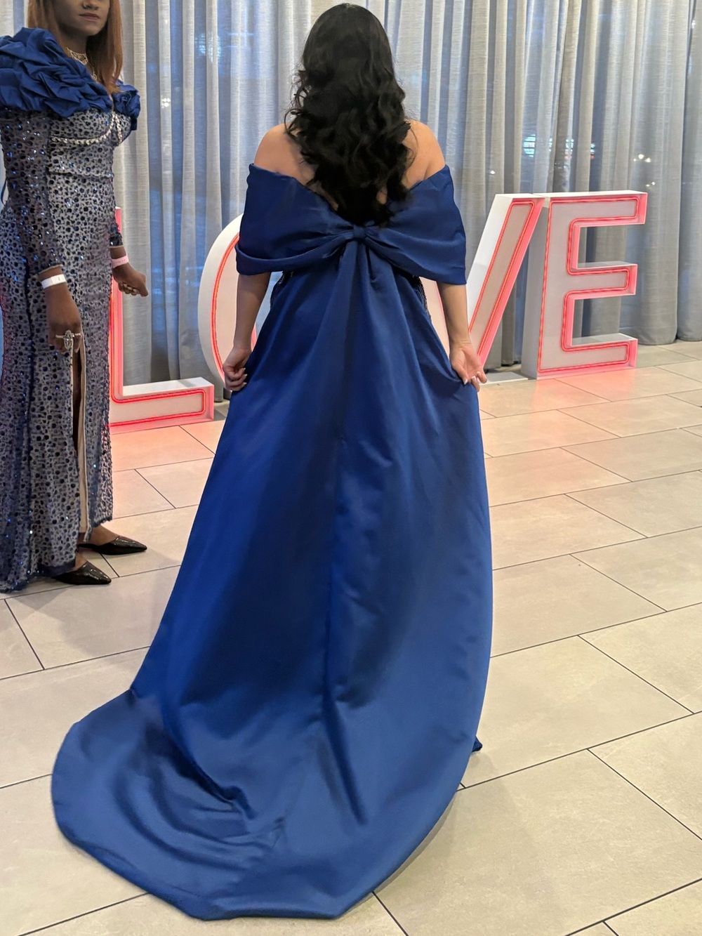 Elegant Royal Blue Off-Shoulder Evening Gown - Picture 2 of 4